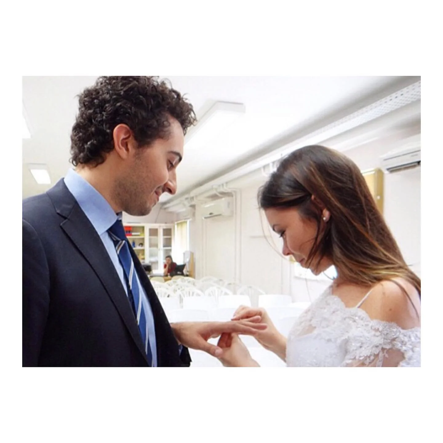oito anos casada com voc&ecirc; 🤍 te amo infinitamente mais &mdash; como pode? @matvitali