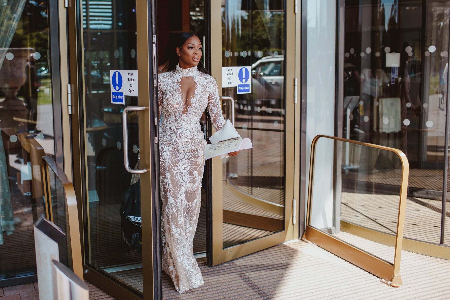  A fun and lovely destination wedding in London city is a beautiful story of love and commitment. Photographed by Destination Wedding Photographer Motiejus. 