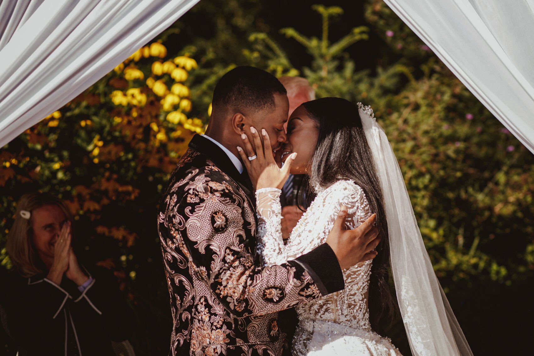  A fun and lovely destination wedding in London city is a beautiful story of love and commitment. Photographed by Destination Wedding Photographer Motiejus. 