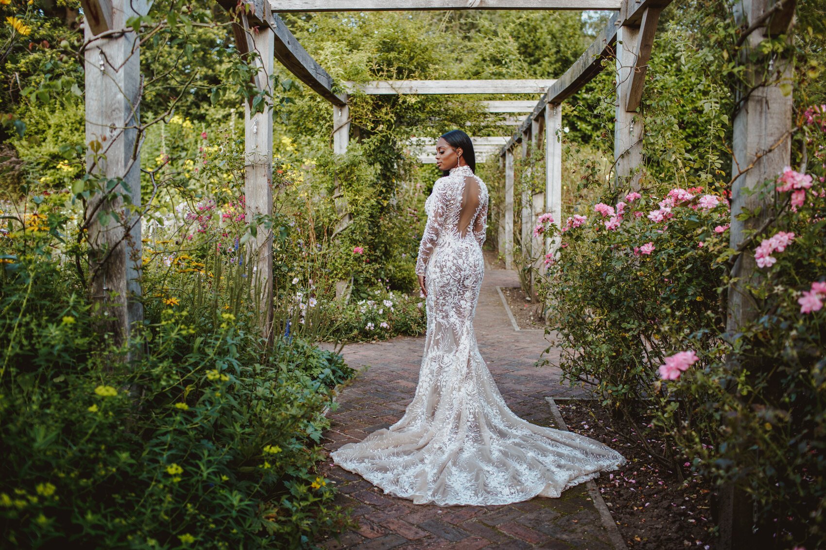  A fun and lovely destination wedding in London city is a beautiful story of love and commitment. Photographed by Destination Wedding Photographer Motiejus. 