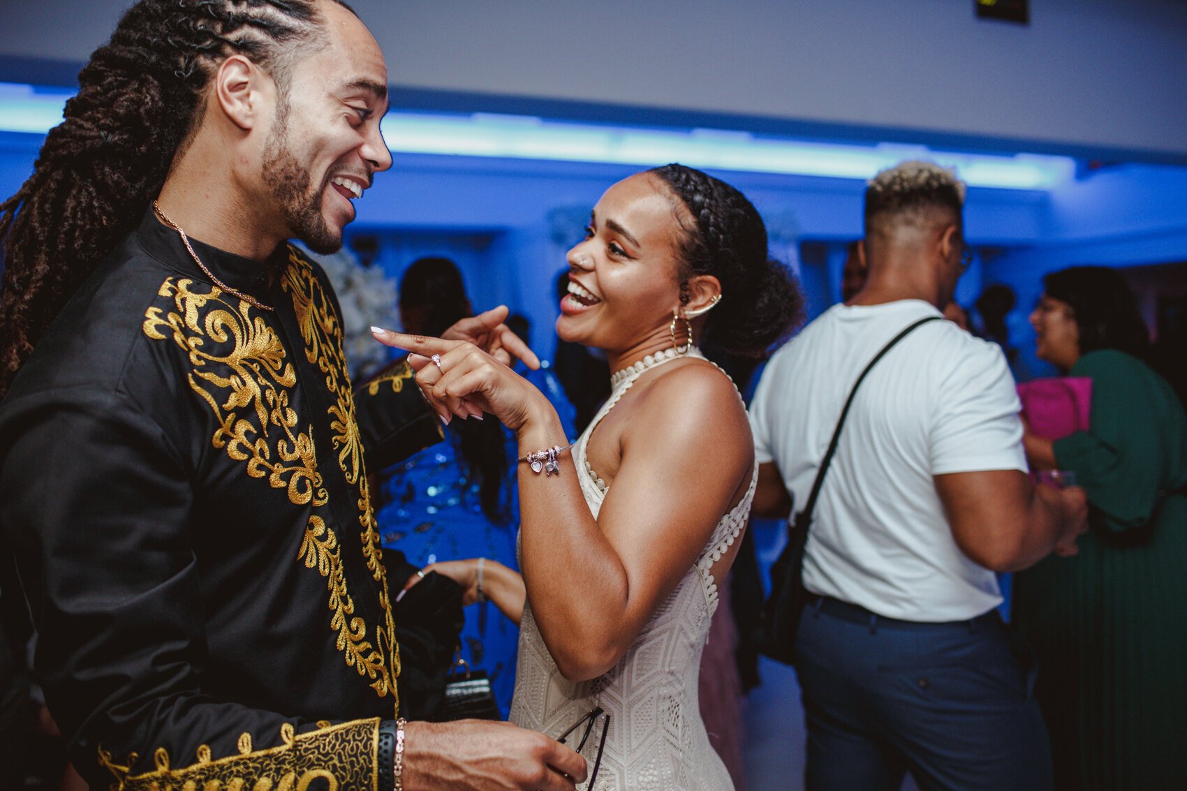  A fun and lovely destination wedding in London city is a beautiful story of love and commitment. Photographed by Destination Wedding Photographer Motiejus. 