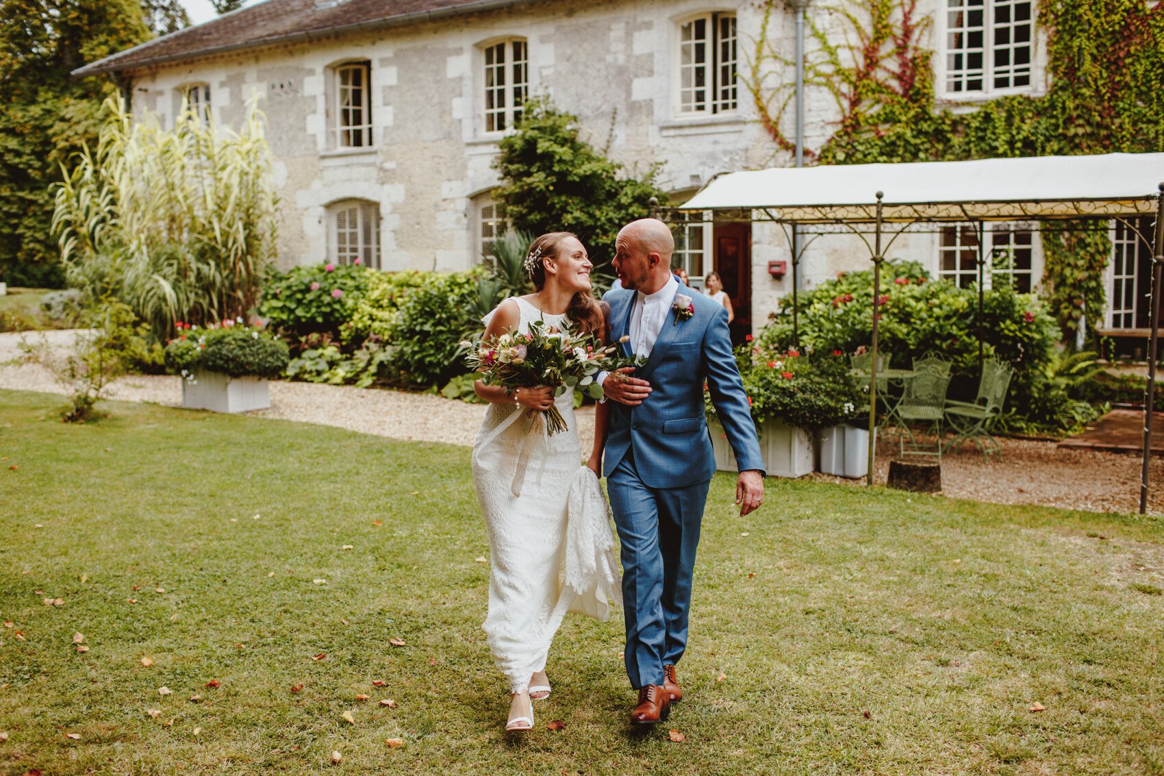  Your destination wedding is in France at Le Mas de Montet. Based in France, our professional photographer will discover the beauty of the Chateau Le de Montet and its gardens to photograph your unique wedding day.Destination Wedding and Intimate Pho