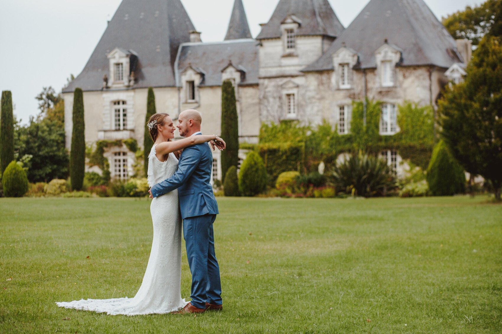  Your destination wedding is in France at Le Mas de Montet. Based in France, our professional photographer will discover the beauty of the Chateau Le de Montet and its gardens to photograph your unique wedding day.Destination Wedding and Intimate Pho