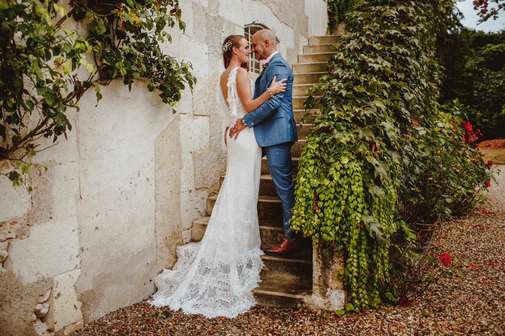  Your destination wedding is in France at Le Mas de Montet. Based in France, our professional photographer will discover the beauty of the Chateau Le de Montet and its gardens to photograph your unique wedding day.Destination Wedding and Intimate Pho