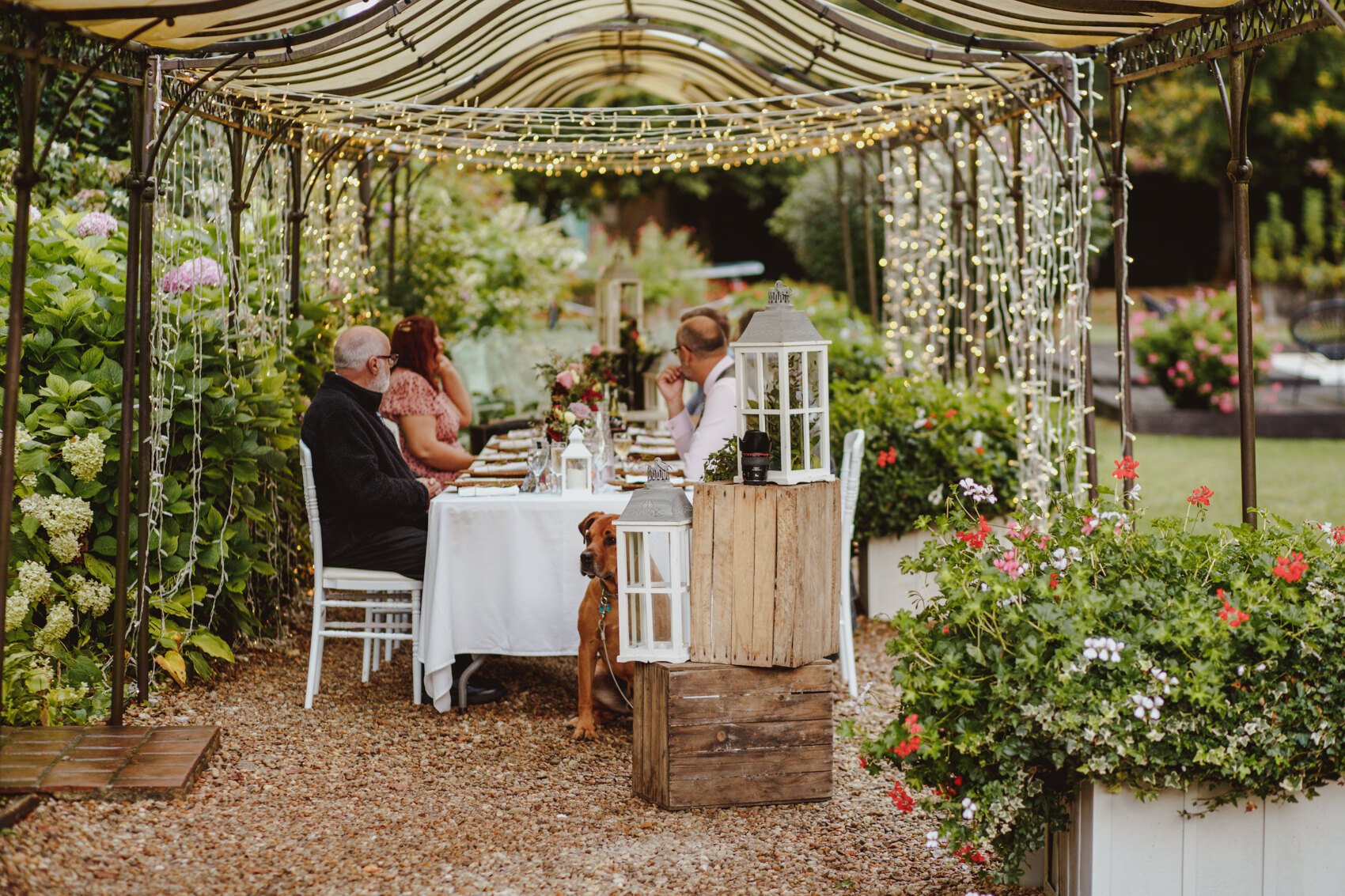  Your destination wedding is in France at Le Mas de Montet. Based in France, our professional photographer will discover the beauty of the Chateau Le de Montet and its gardens to photograph your unique wedding day.Destination Wedding and Intimate Pho