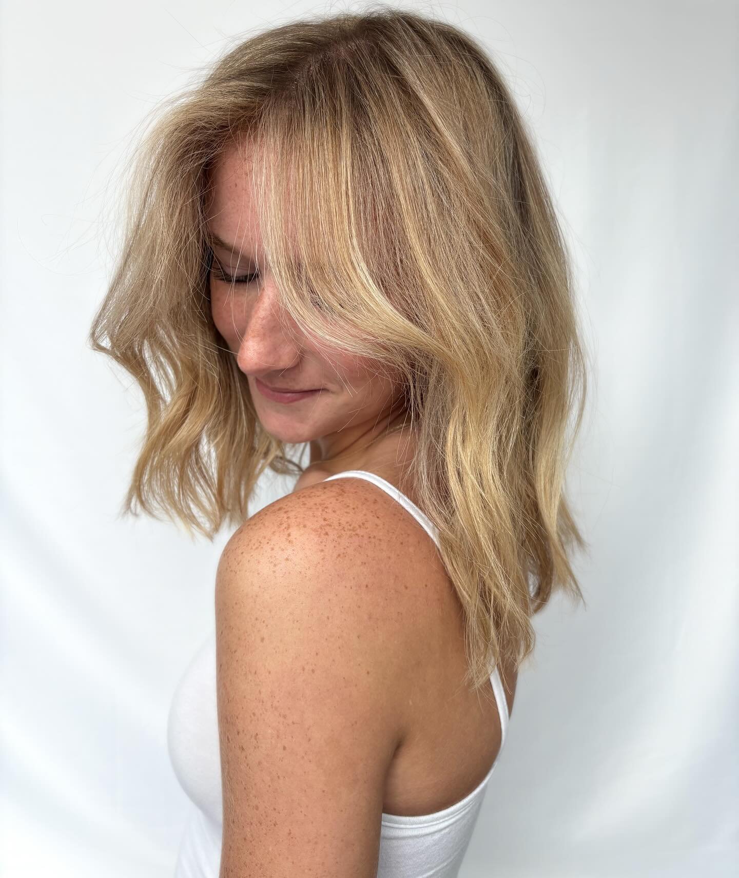 When your parents hit the nail on the head naming you Naomi(it means delight in Hebrew) ✨

Cut and color by; @jillianskyhair 

#schwarzkopfprofessional #schwarzkopfblondeme #redkenobsessed #redkenshadeseq #redkenshades #randco #randcobleu #behindthec
