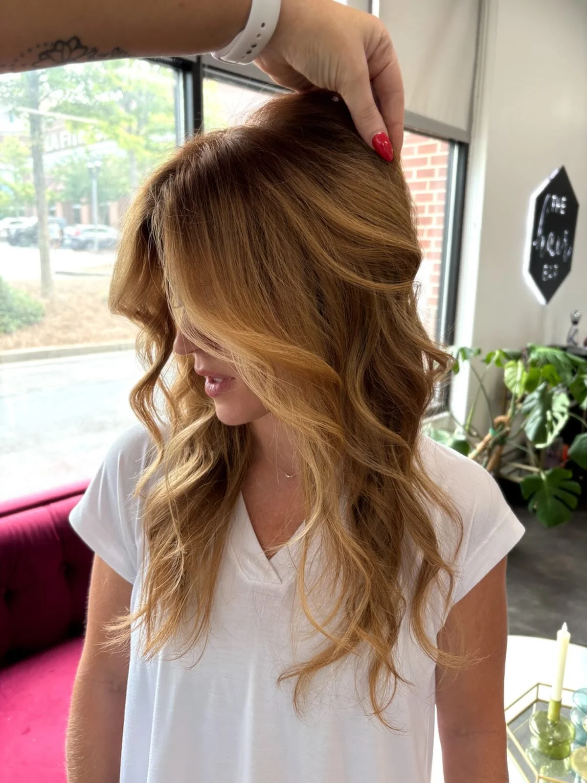 It&rsquo;s like everyone that walks through the door leaves a MODEL ✨

Hair Bar Girl: @laura.jacquelyn 
Cut and Color by: @thehairbar.krystalcox 
Assisted by: @carlys.hair.content 

#schwarzkopfblondeme #schwarzkopfprofessional #redkenobsessed #redke