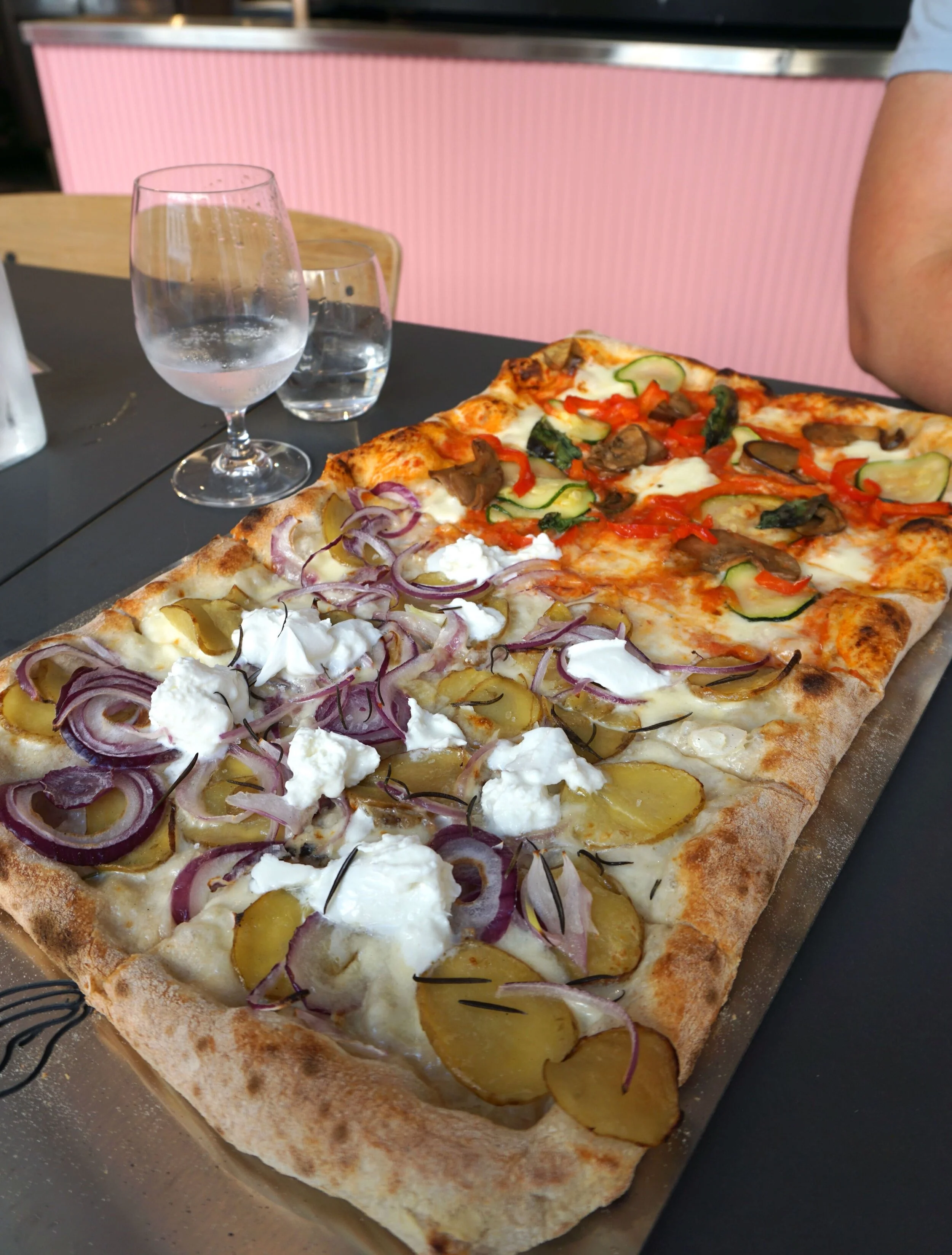 Mano Pizza: Pizza på en meter