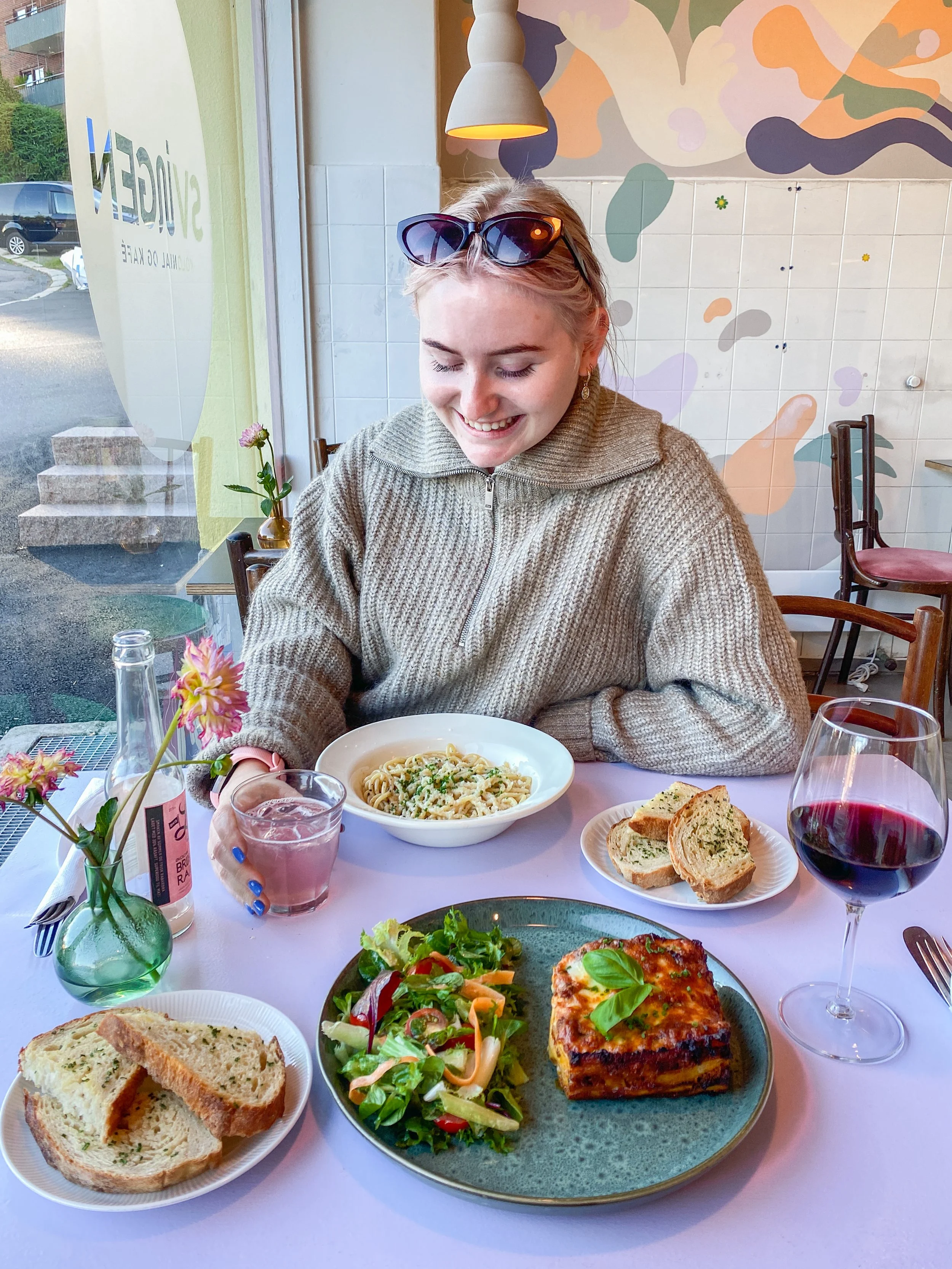 Svingen Kolonial og Kafé: Hygge over byen