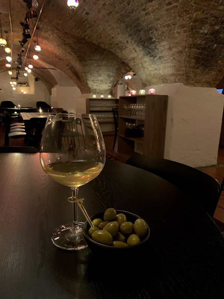 Einbar: Vinbar i en "grotte"