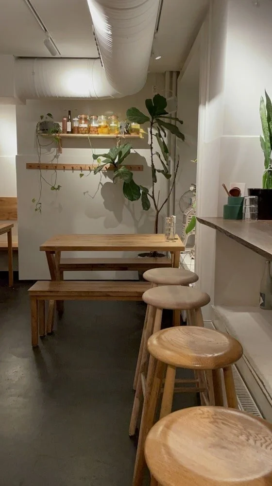 På toppen av hylla står det som ligner fermenterte plommer.