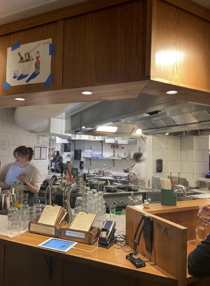 Åpent kjøkken, med godt innsyn.