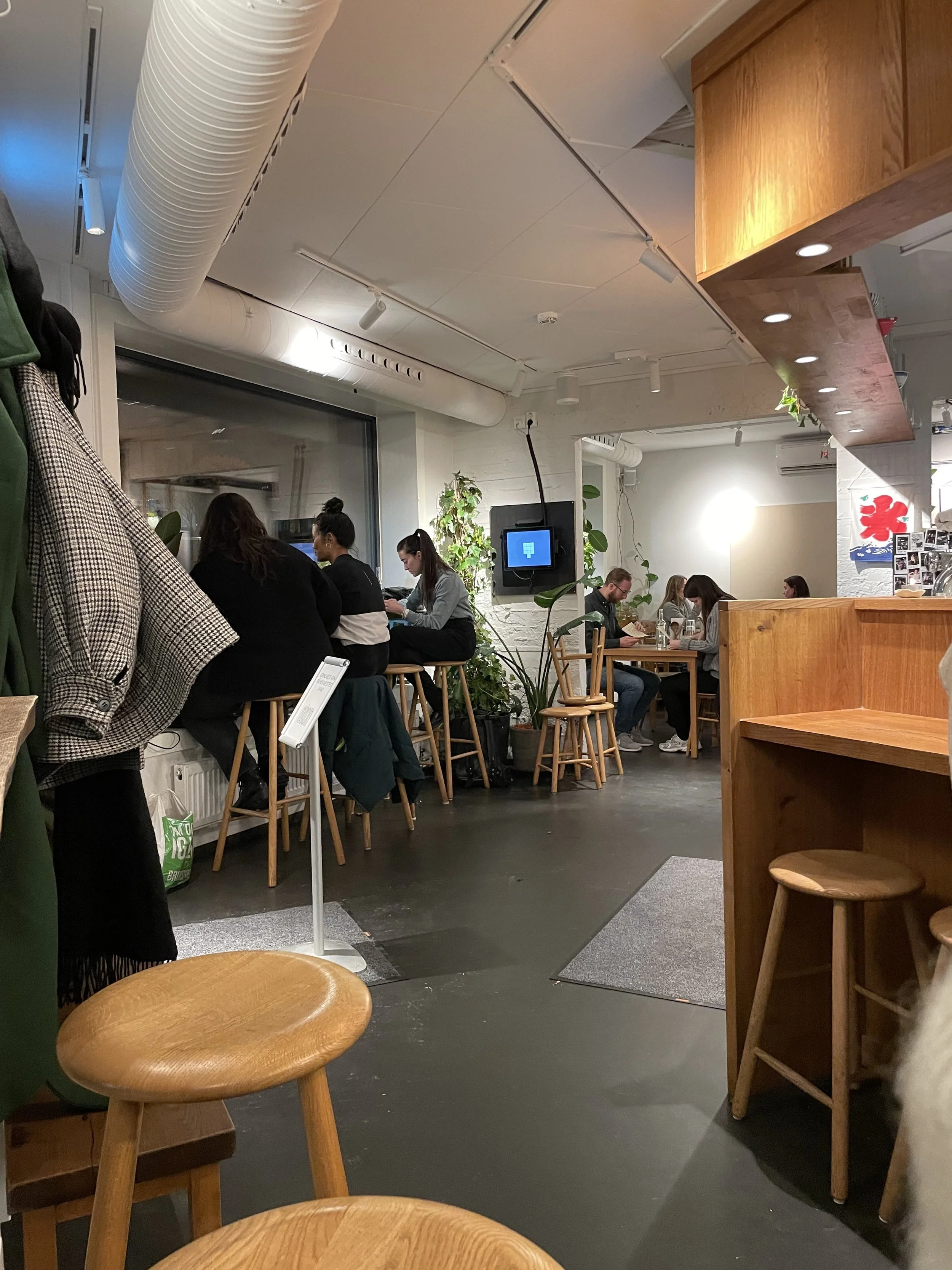 Mange som sitter å koser seg.