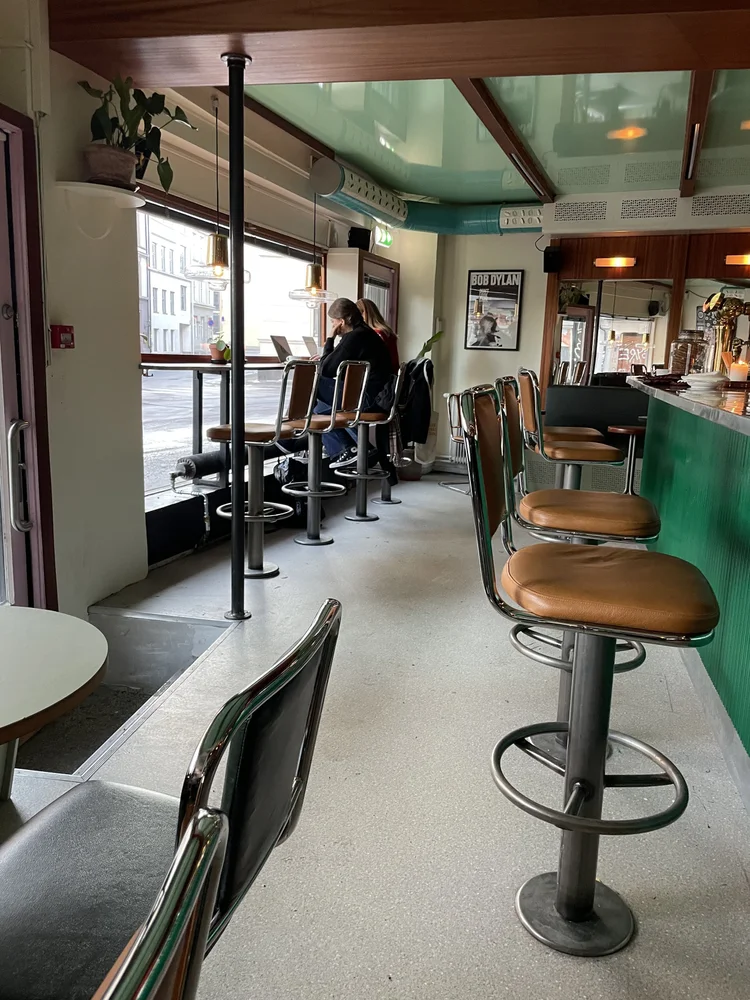 Coffee & Cigarettes: Kafe og bar i ett