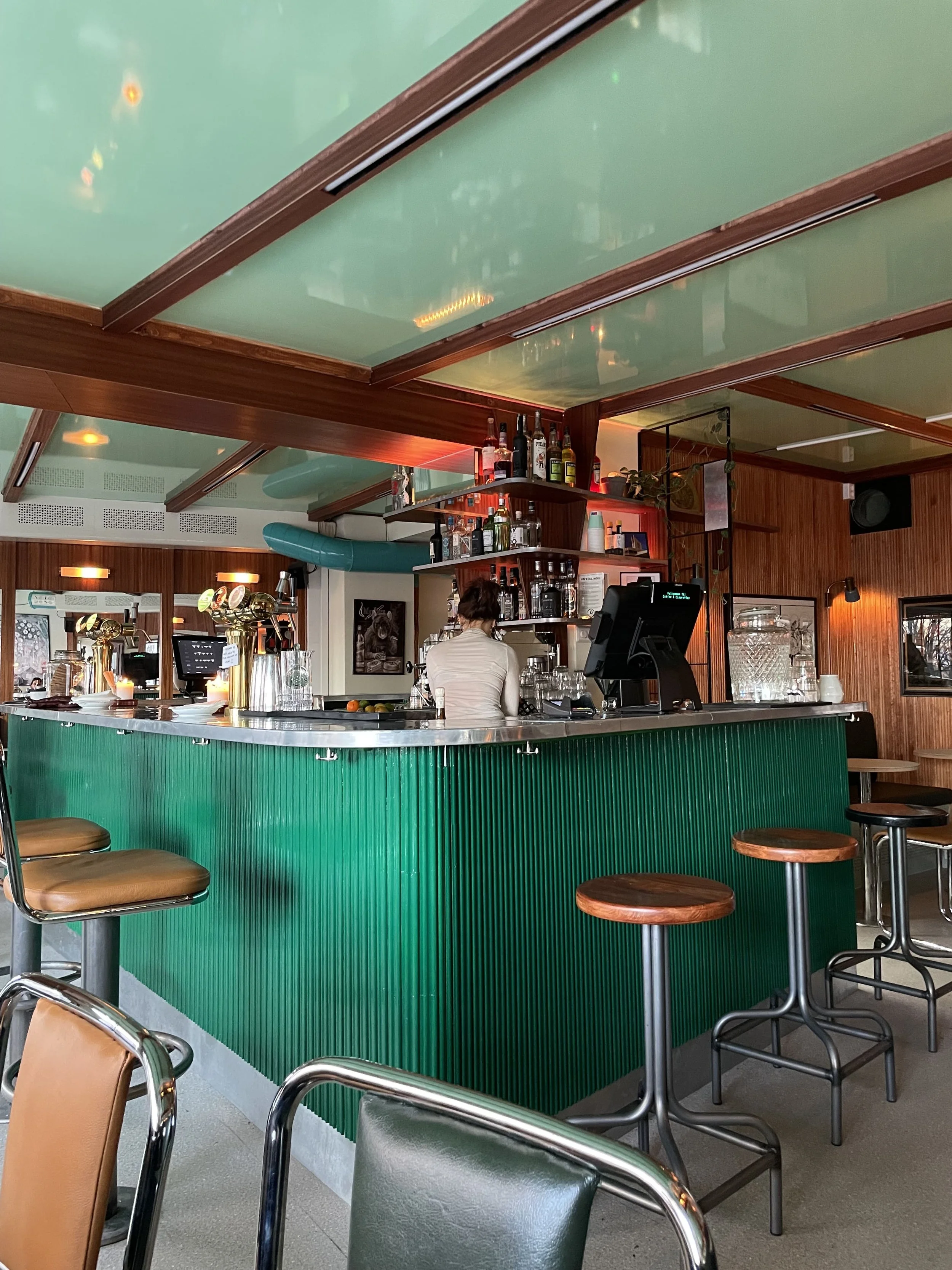 Coffee & Cigarettes: Kafe og bar i ett