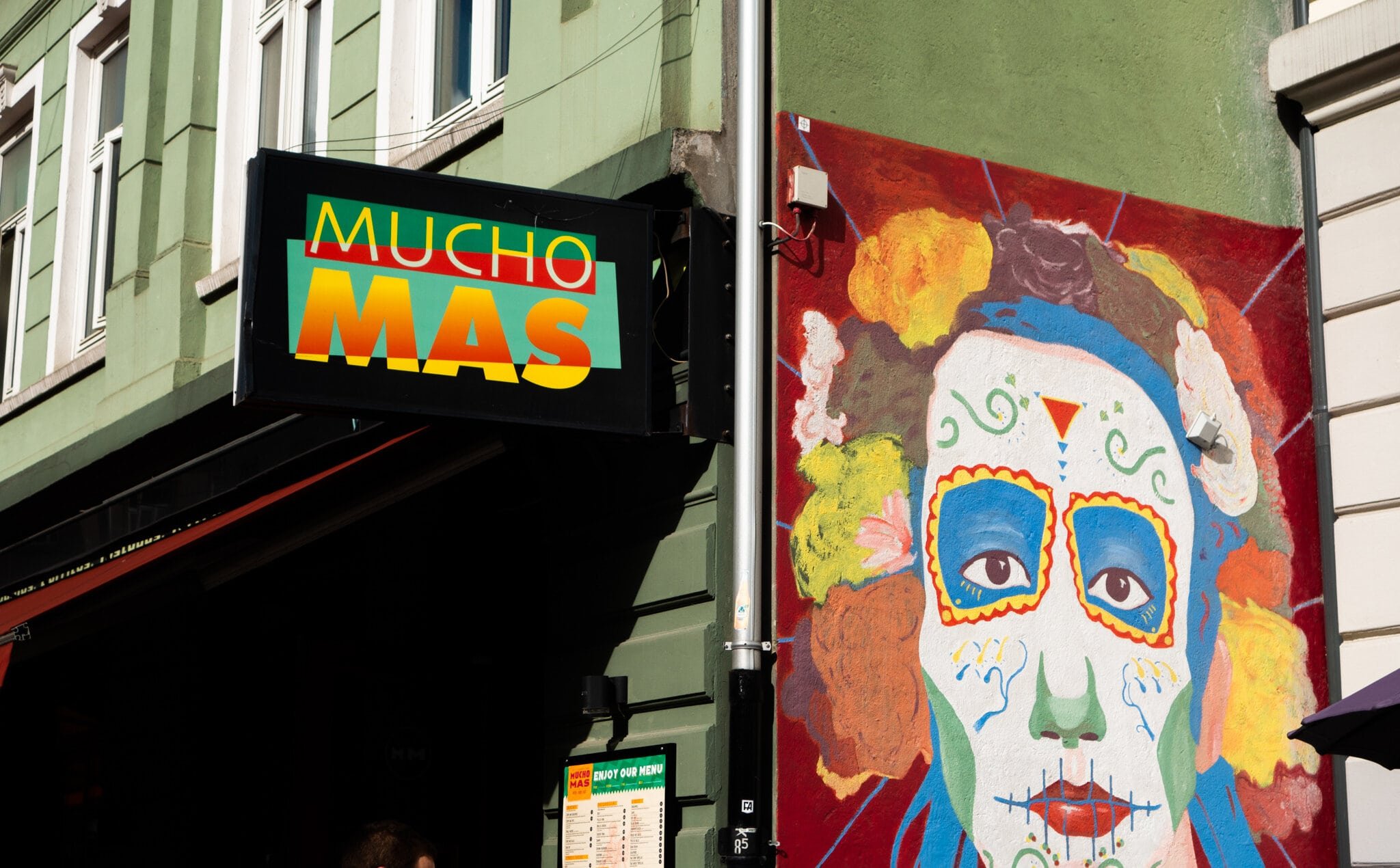 Veggen på utsiden av Mucho Mas er kult designet.
