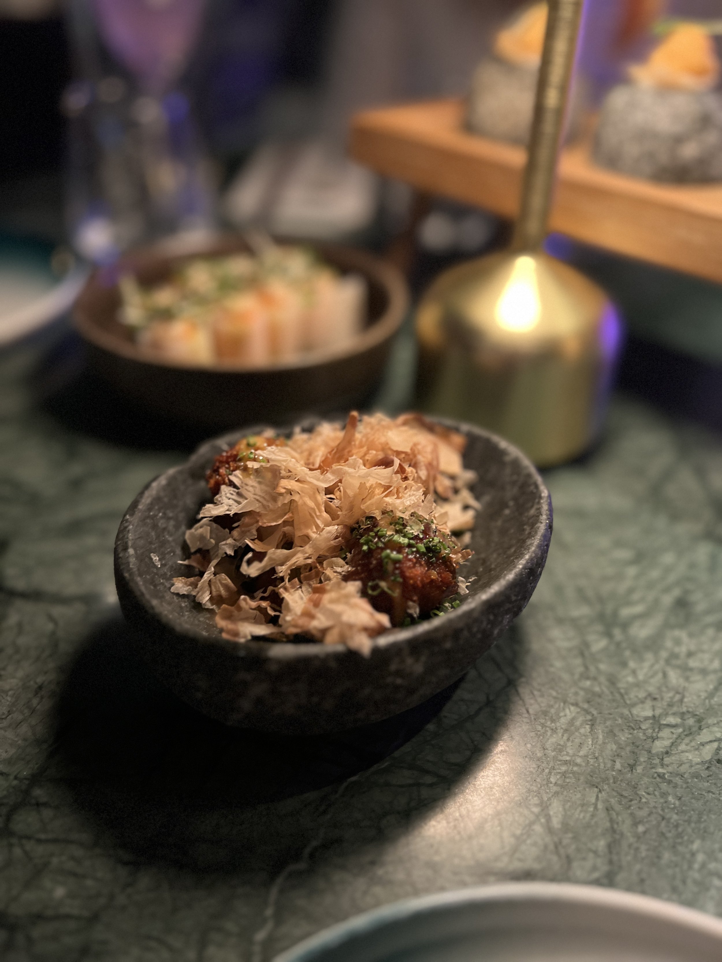 Korokke med spicy fisk, toppet med teriyaki-saus.