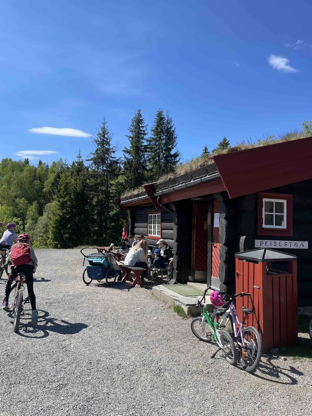 Det var populært i solveggen på Tryvannstua denne søndagen.