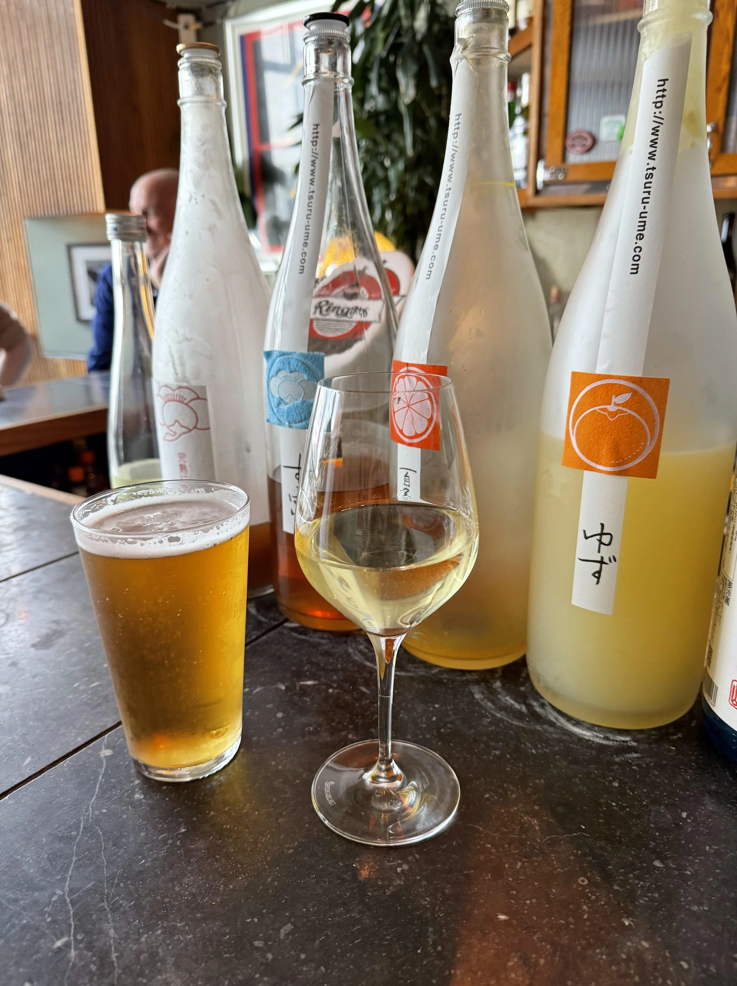 Et glass Alpha Estate Malagouzia og en ringnes.