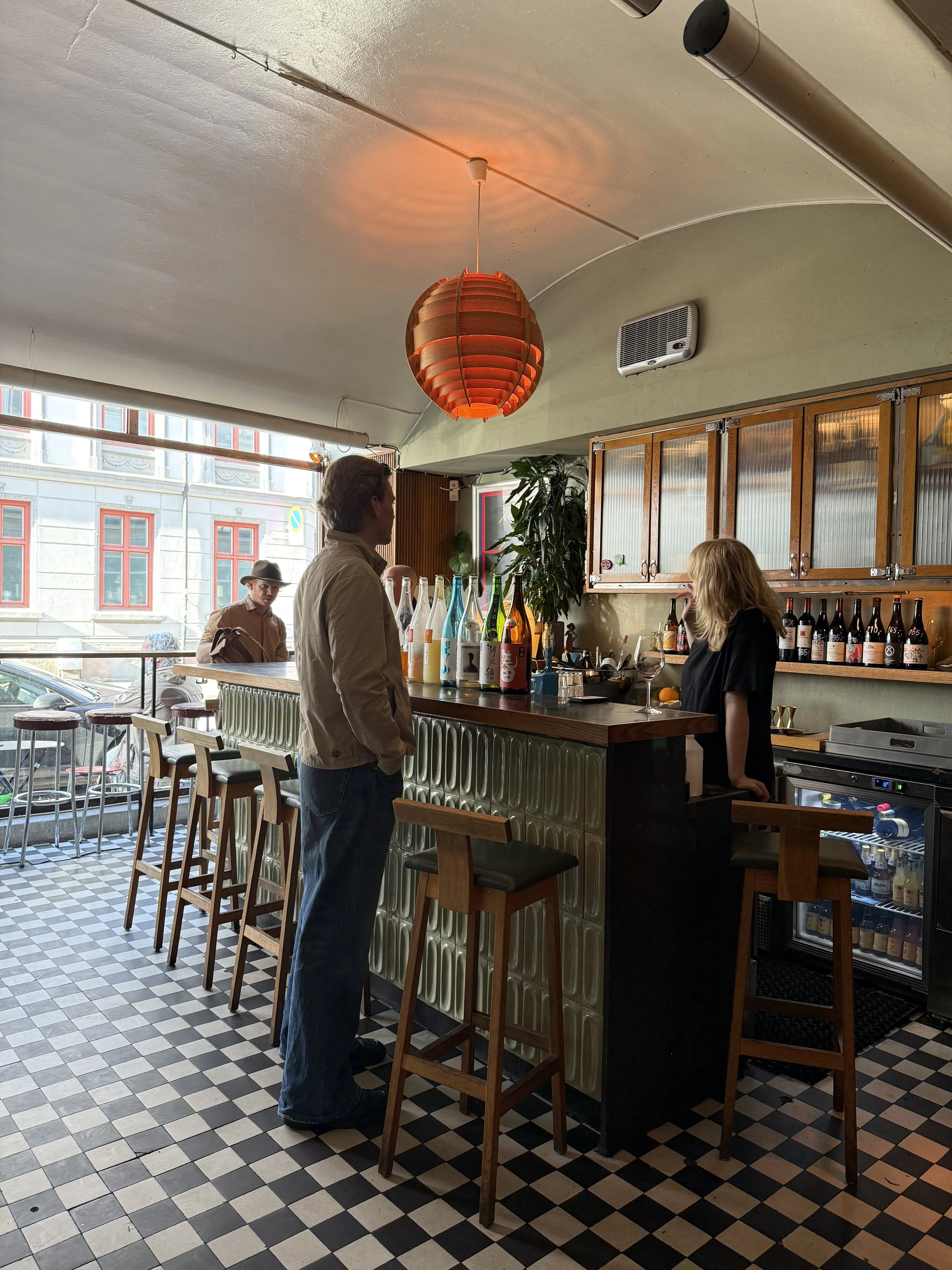 Interiøret hos Merkur er stemningsfullt og gjennomført.