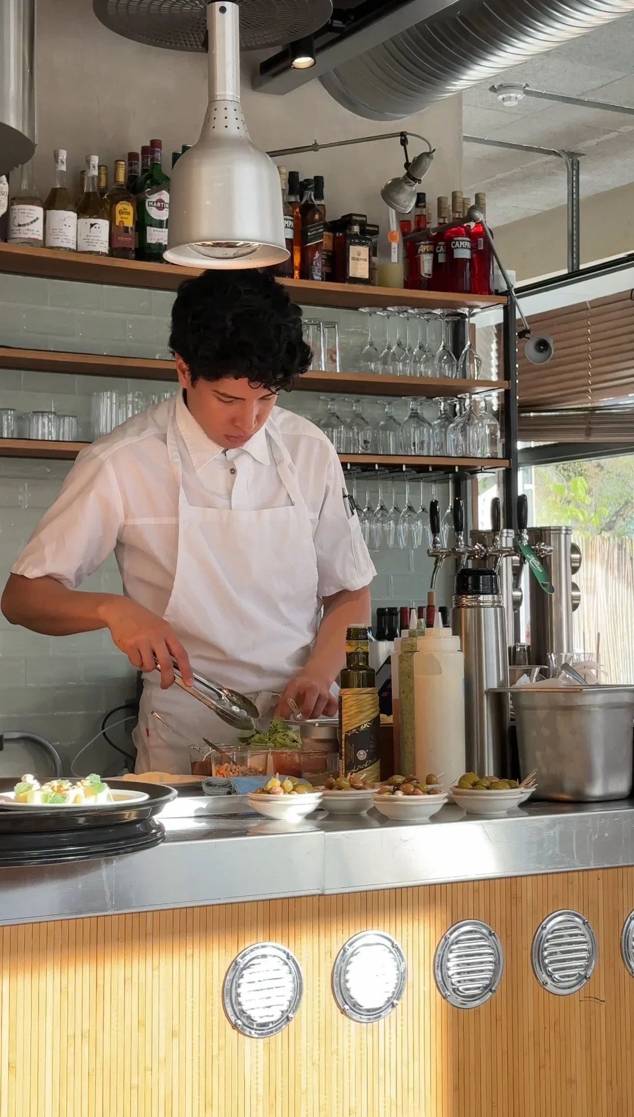 På Little Wolf er det åpent kjøkken og full innsikt til kokkenes arbeid.