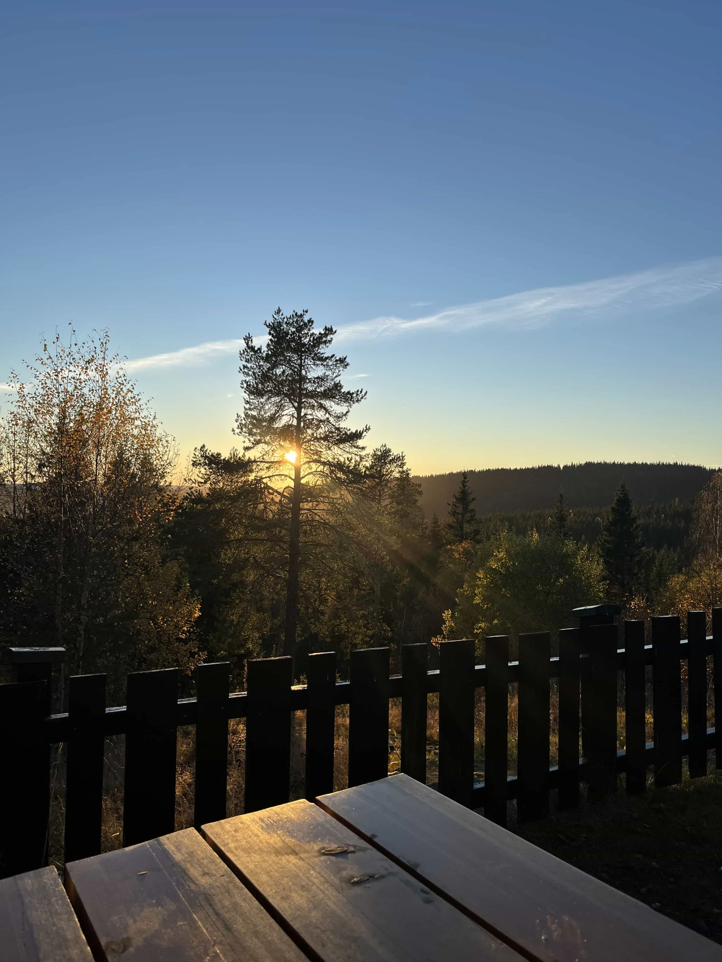 Vi nøt synet av solnedgangen før vi tuslet nedover igjen.