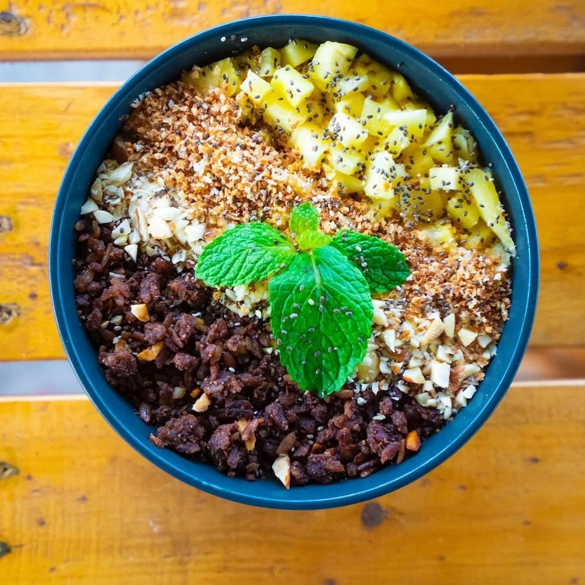 🥘 What&rsquo;s on the plate at the BNKR? 🥘 

Swipe for colour, flavour and island vibes! 

At The BNKR, food isn&rsquo;t separate from fitness, it&rsquo;s apart of the experience! Eat well, train hard &amp; feel amazing!

Who&rsquo;s sitting at thi