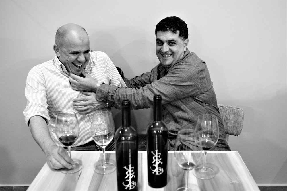  Dr. George A. Cortas und Dr. Eid Azar, zwei der drei Besitzer des noch sehr jungen Weingutes Vertical 33. 