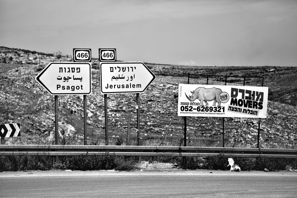  Strassenschilder auf dem Weg von Jerusalem zur Psagot Winery. 