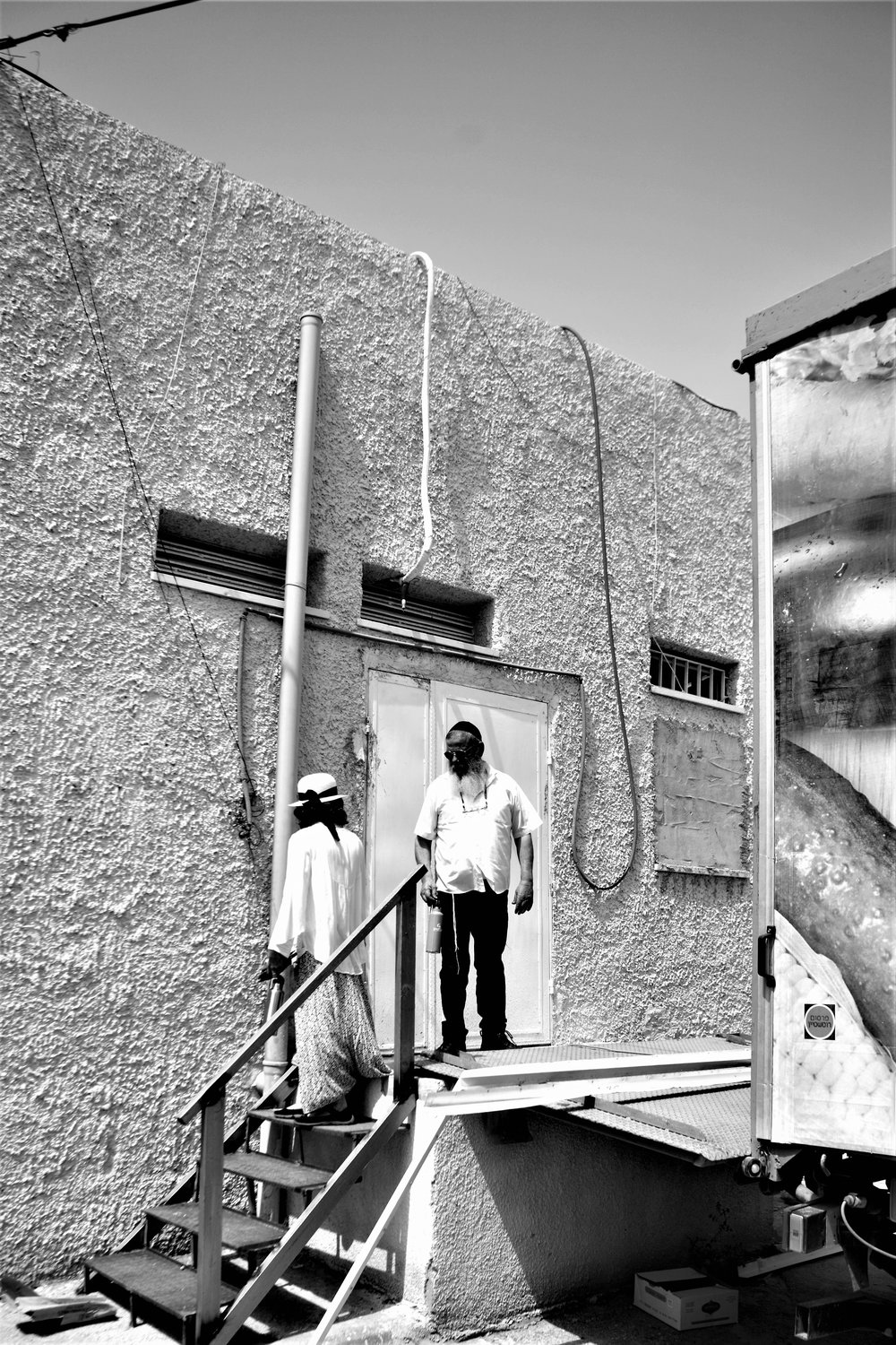  Orit und Moshe Kimche vor dem Eingang zur kleinen Kellerei Lubavitch. 