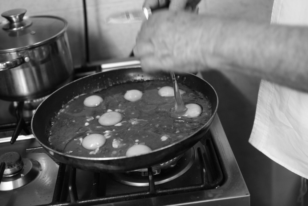  Moshe Kimche pochiert die Eier für die Shakshuka. Die Tomatensauce hat er zuvor 4 Stunden gekocht. 