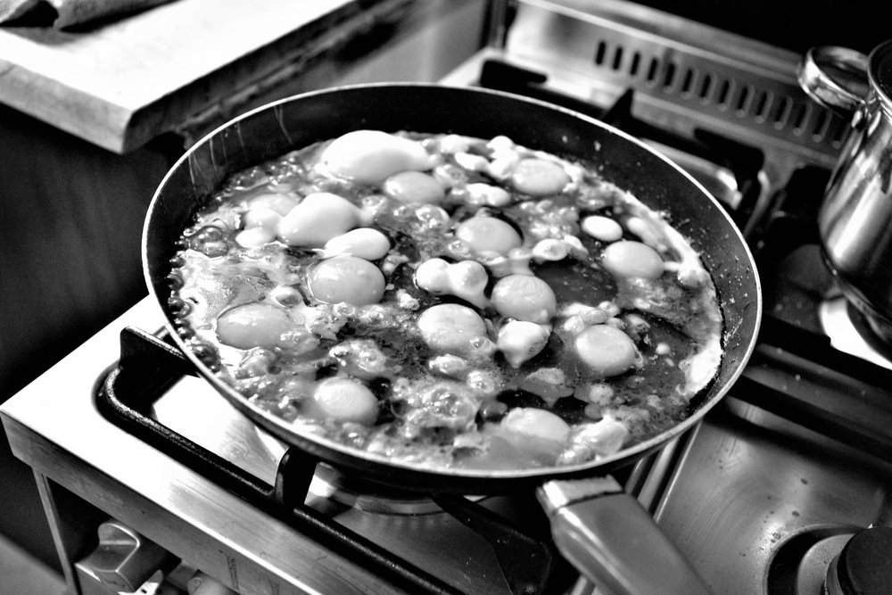  Langsam stocken die Eier in der Tomatensauce. 