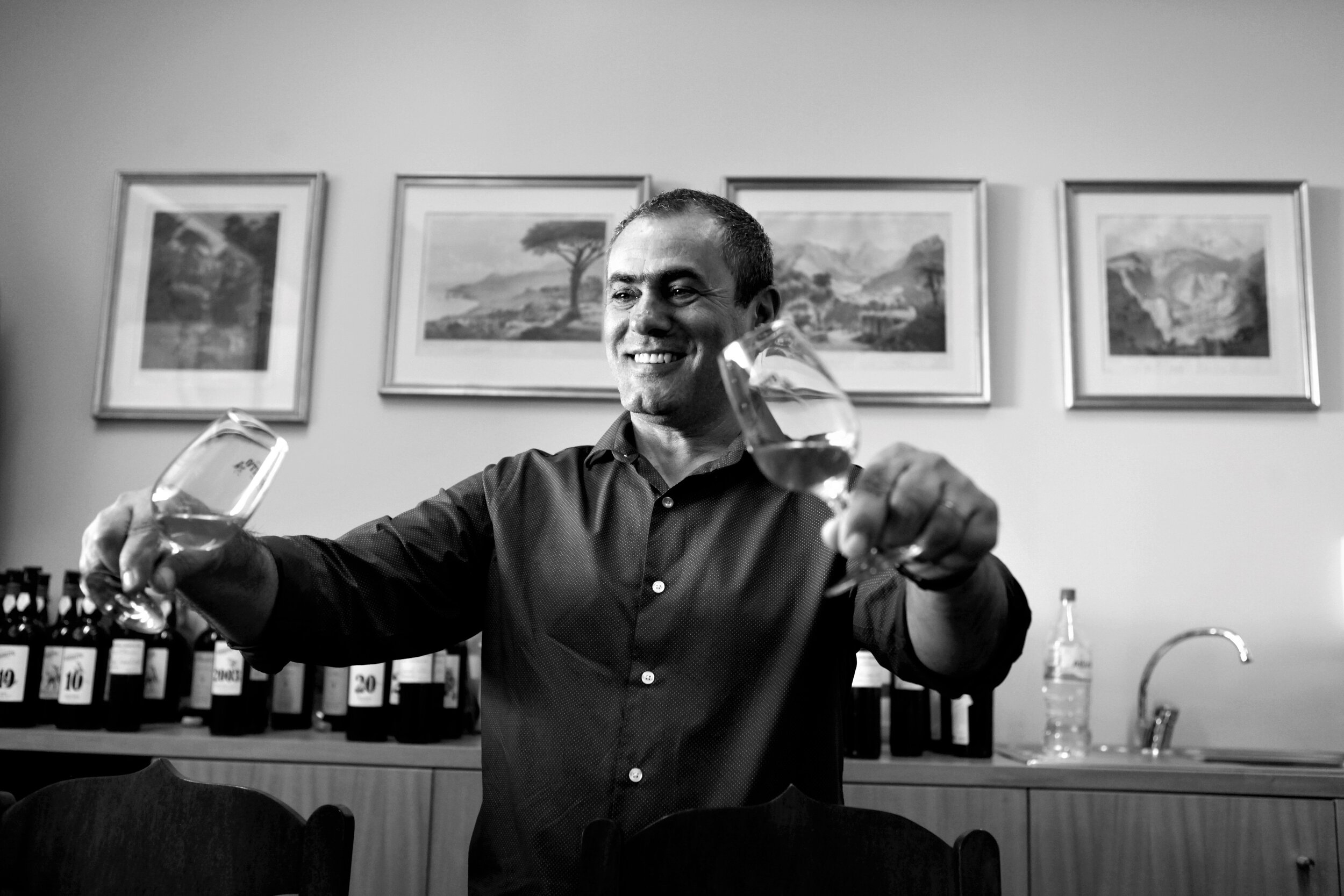  Leandro Gouveia führt Besucher durch die moderne Barbeito-Kellerei. Auf Weine aus drei verschiedenen Lagerhäusern greift der Produzent beim Blending zurück. 