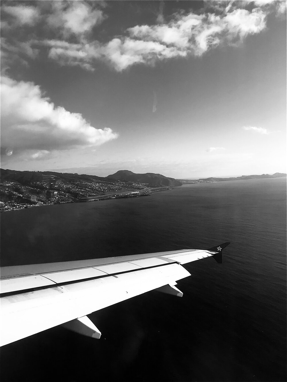  Anflug auf den Flughafen von Funchal. In Hintergrund ist die charakteristische, auf grossen Pfeilern erbaute Landebahn zu sehen. 