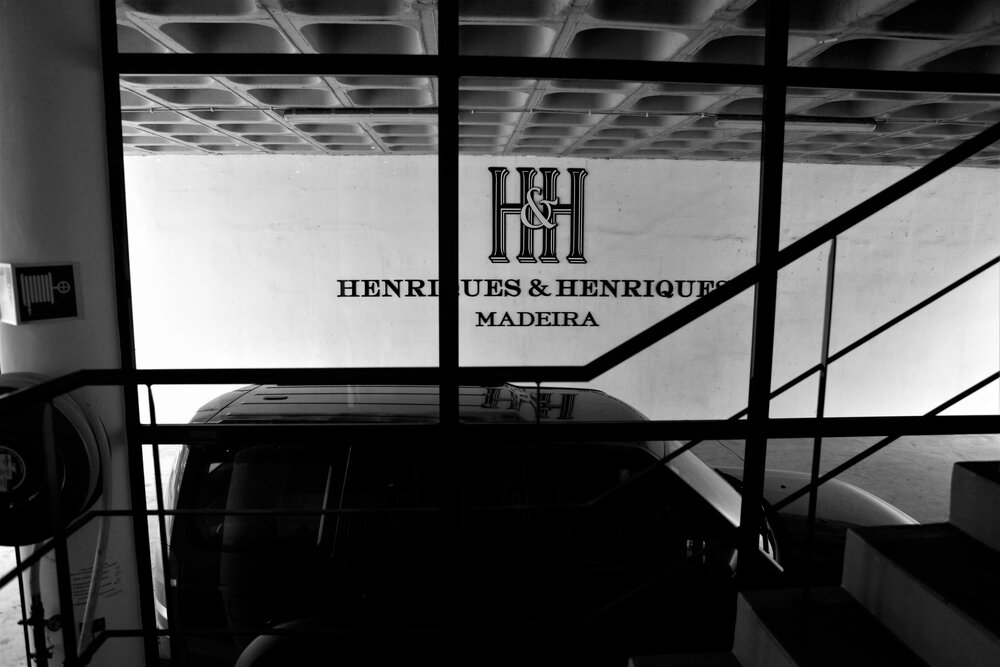  Eingangsbereich der Kellerei Henriques &amp; Henriques in Câmara de Lobos. 