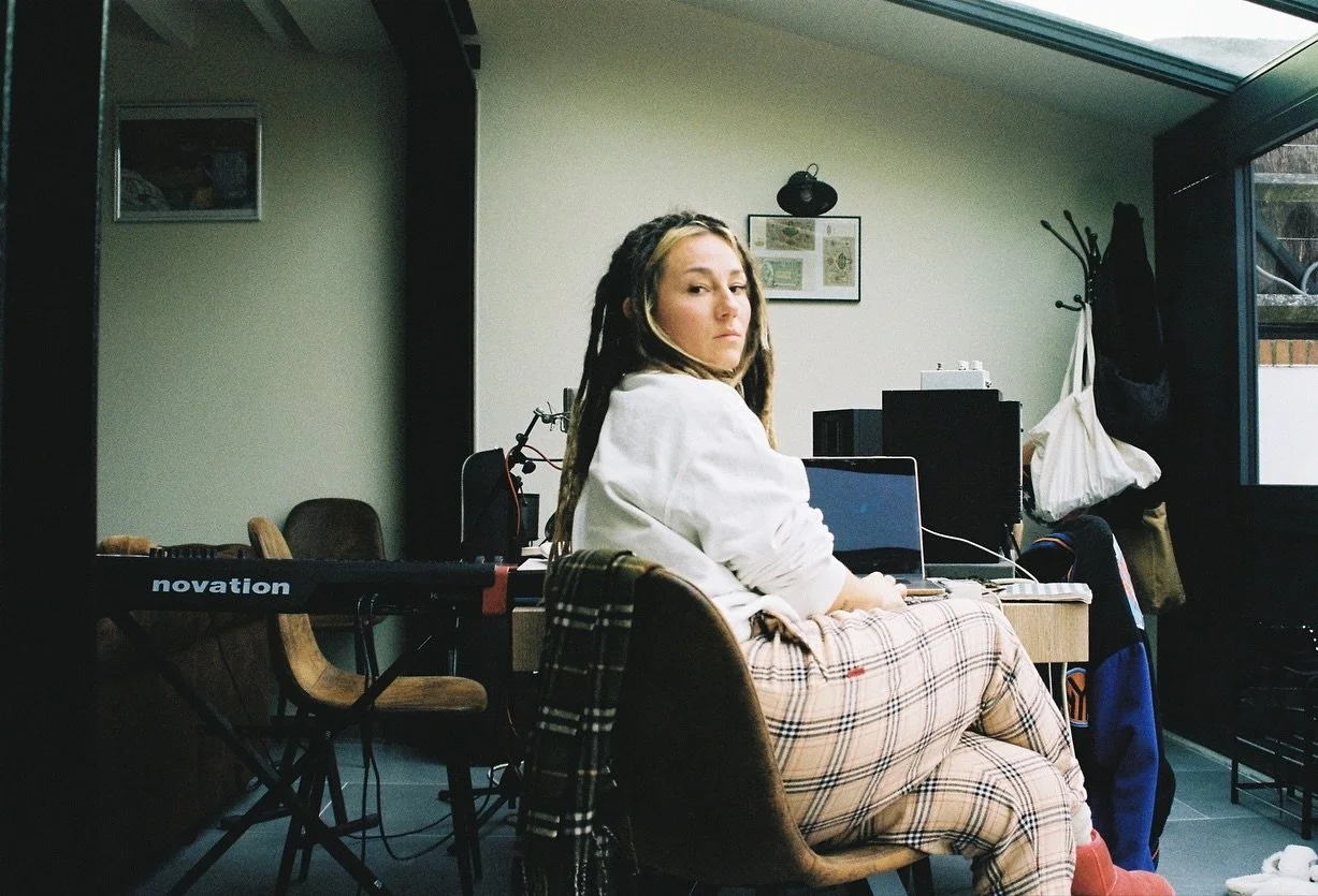 &laquo; &Agrave; vous &raquo; c&rsquo;est une des premi&egrave;res chansons qu&rsquo;on a &eacute;crite quand on est parties en r&eacute;sidence pour cr&eacute;er l&rsquo;album.

D&rsquo;ailleurs vous allez (tr&egrave;s) bient&ocirc;t pouvoir d&eacut