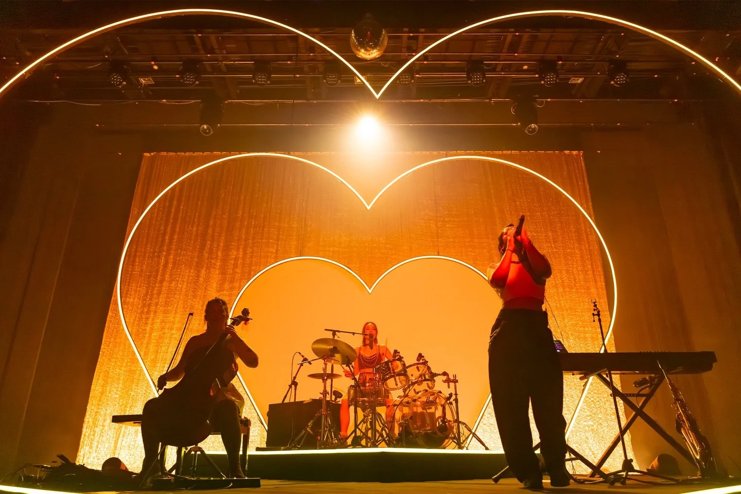 S&rsquo;aimer c&rsquo;est une gal&egrave;re, quelle aventure cet album quand m&ecirc;me ❤️&zwj;🩹

📸 @simon.bianchetti (1, 2, 3, 5, 7), @amina_biljali (4, 6)