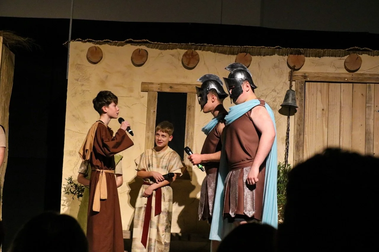 🎄✨ Weihnachtsmusical-Foto Dump
Zwischen Probenstress, Lampenfieber, Gemeinschaft &amp; ganz viel Weihnachtszauber 🤍🎶

#weihnachtsmusical #kirche #adventszeit #weihnachtszauber #chorliebe