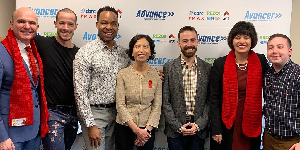 Randy Boissonnault, M.P., la Dre Theresa Tam, et l'honorable Ginette Petitpas Taylor, P.C., M.P., avec membres de l'équipe de MAX Ottawa dans le lancement officiel d' Avancer à Ottawa.