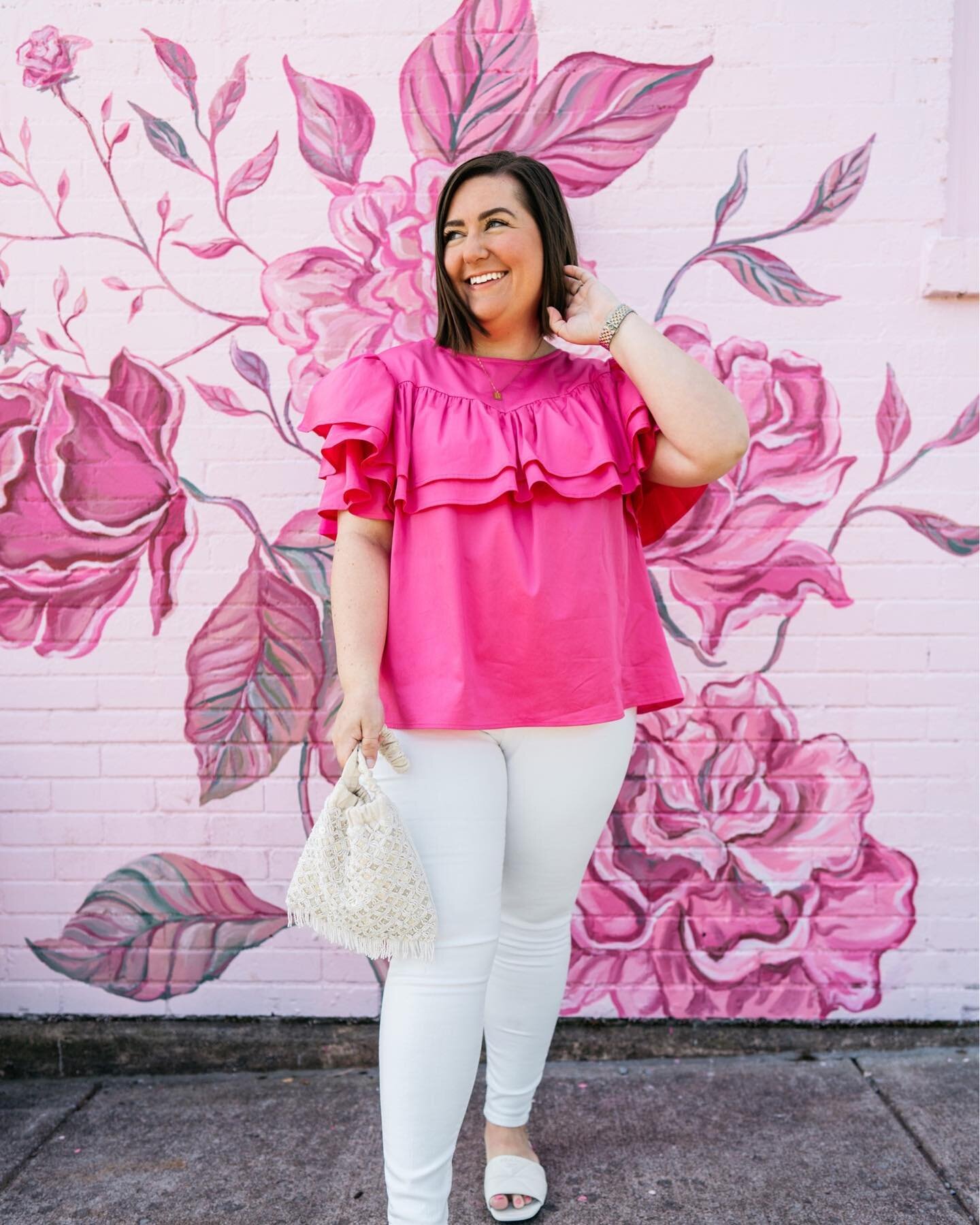 Now this is my kind of mural, Nashville 😍 Feeling pretty in pink in this @crosbybymollieburch top!

I love how much it pops with white denim! I&rsquo;m wearing my true XL and recommend staying true to size!

You can shop my full look in the @shop.lt