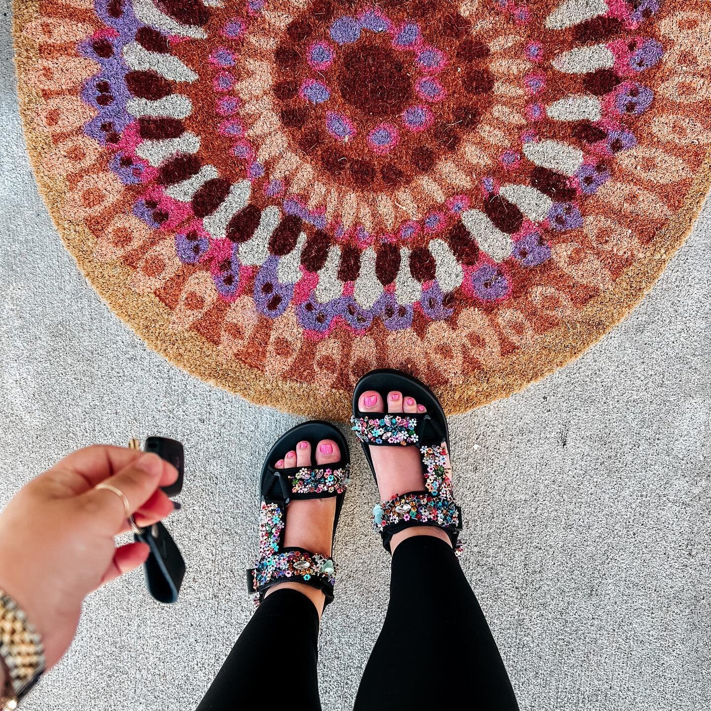 WE MOVED TO&hellip; GERMANTOWN! 🌼 Literally no one guessed it 🤣 I didn&rsquo;t say it was outside of Nashville&hellip; just said we were moving 🤷🏼&zwj;♀️ Can&rsquo;t wait to share an empty apartment tour soon!

My door mat is perfect for summer a