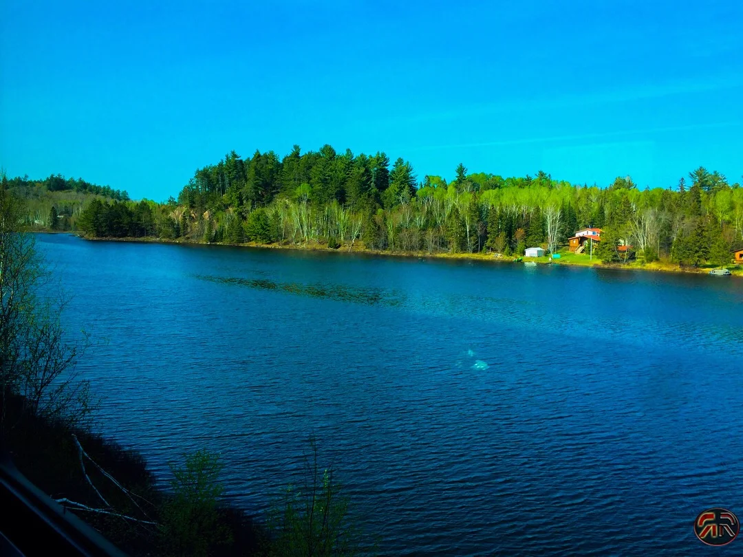 Une rivière bleu au canada - mai 2018