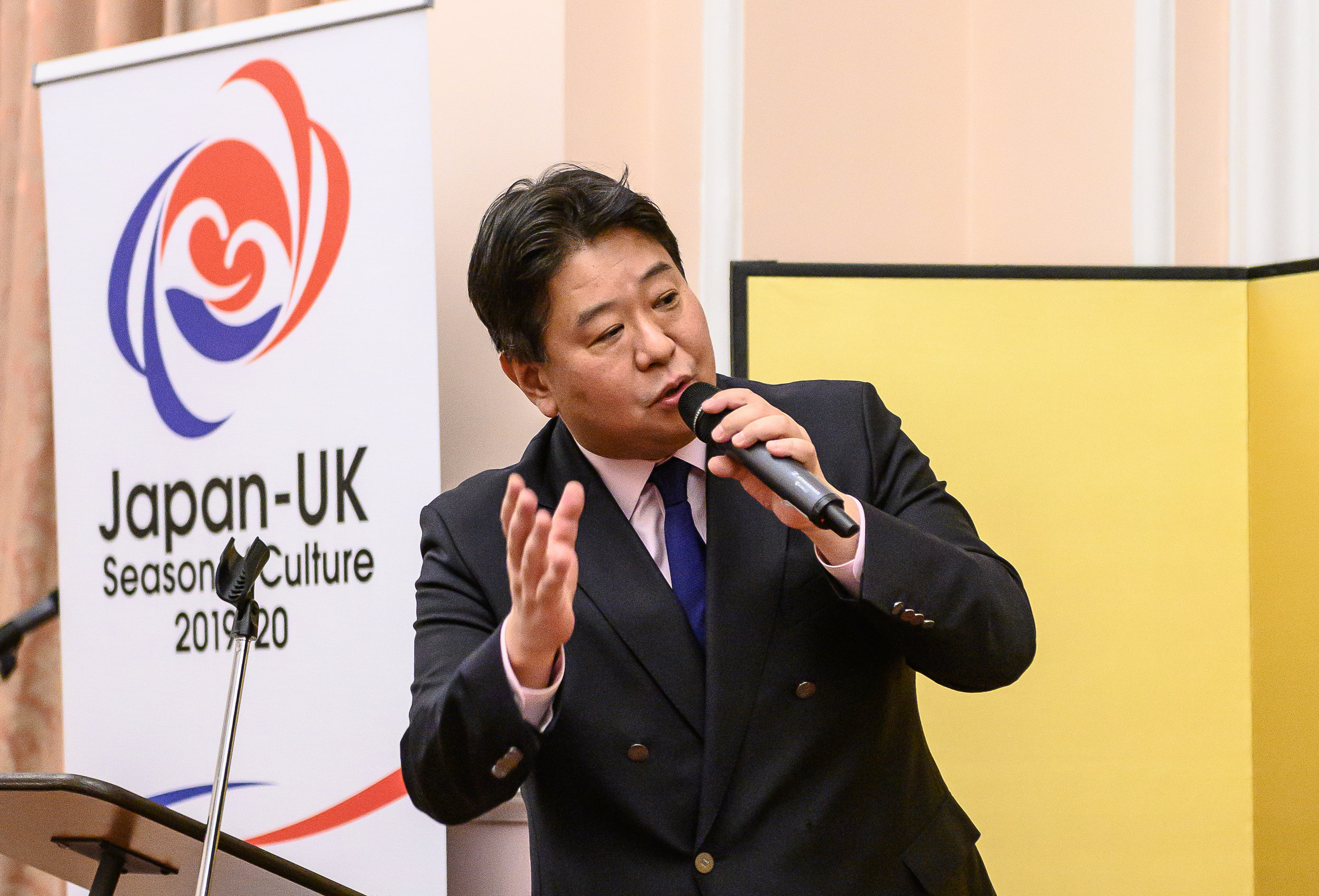 Minister Shinichi Iida opens the evening 