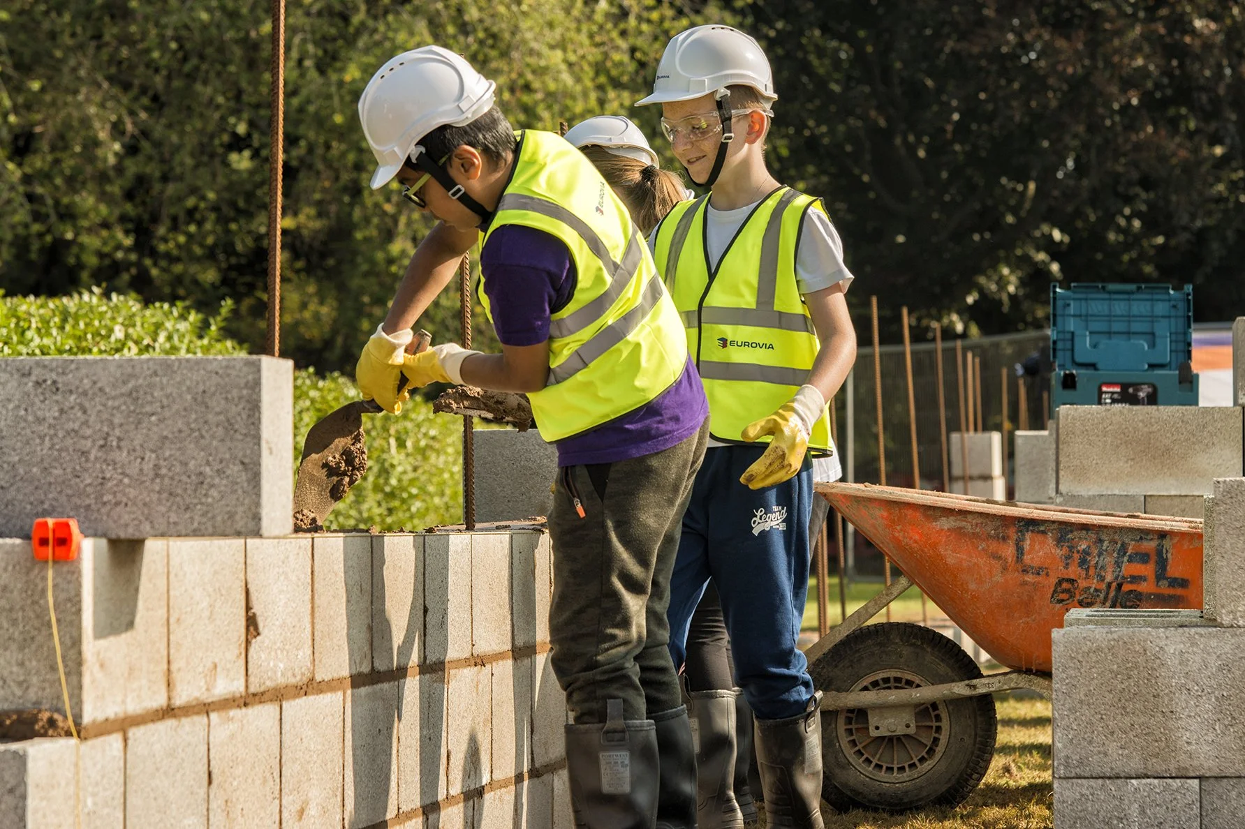 22 Sep putting up a wall (17).jpg