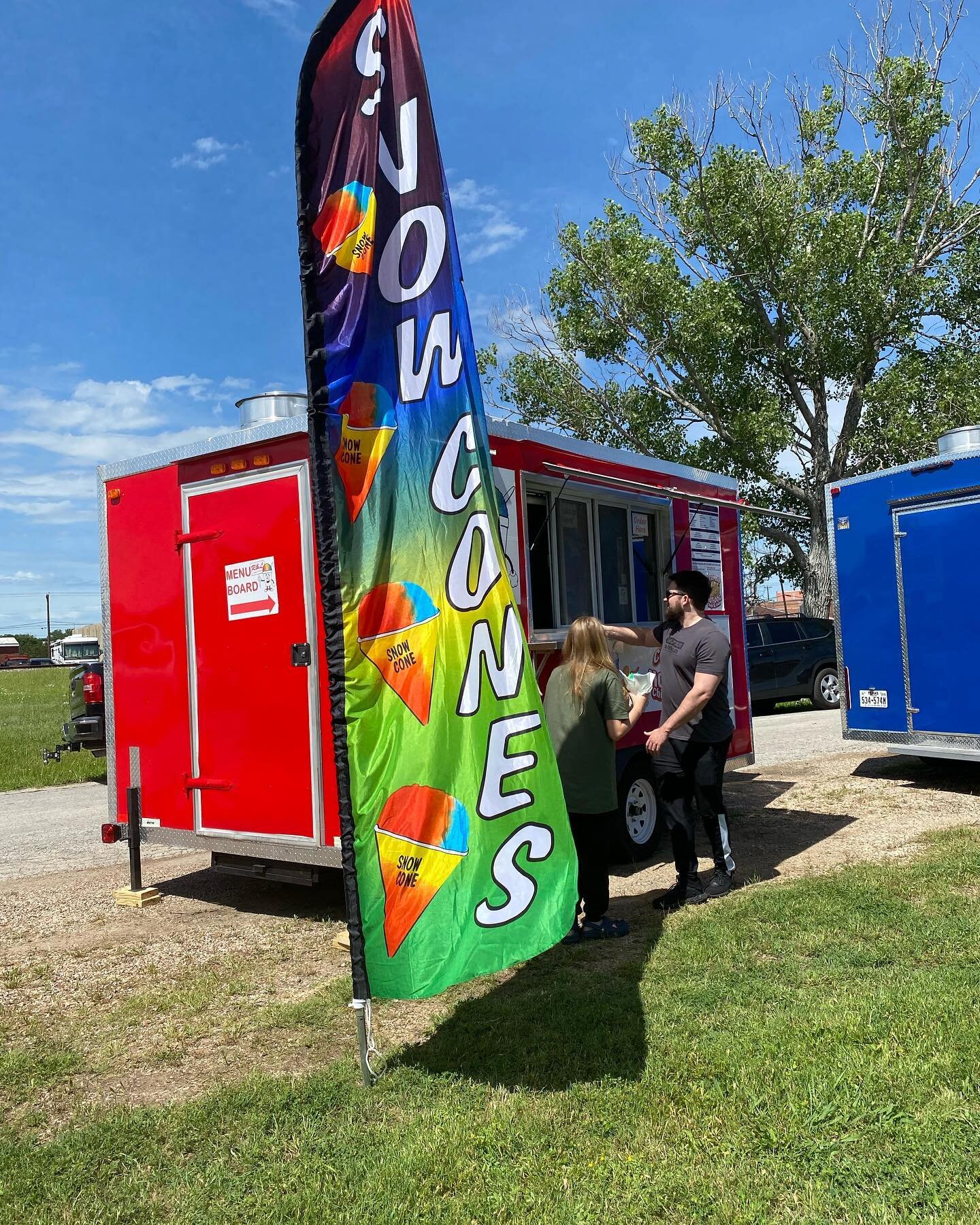 Shop the Downtown Forney Market @forneymarket today on the grounds of the old Murray Cotton Gin! 210 E. Broad St. #forneyarts #artisanmarket #forneytx #dfwevents #artisanmade #foodtrucks