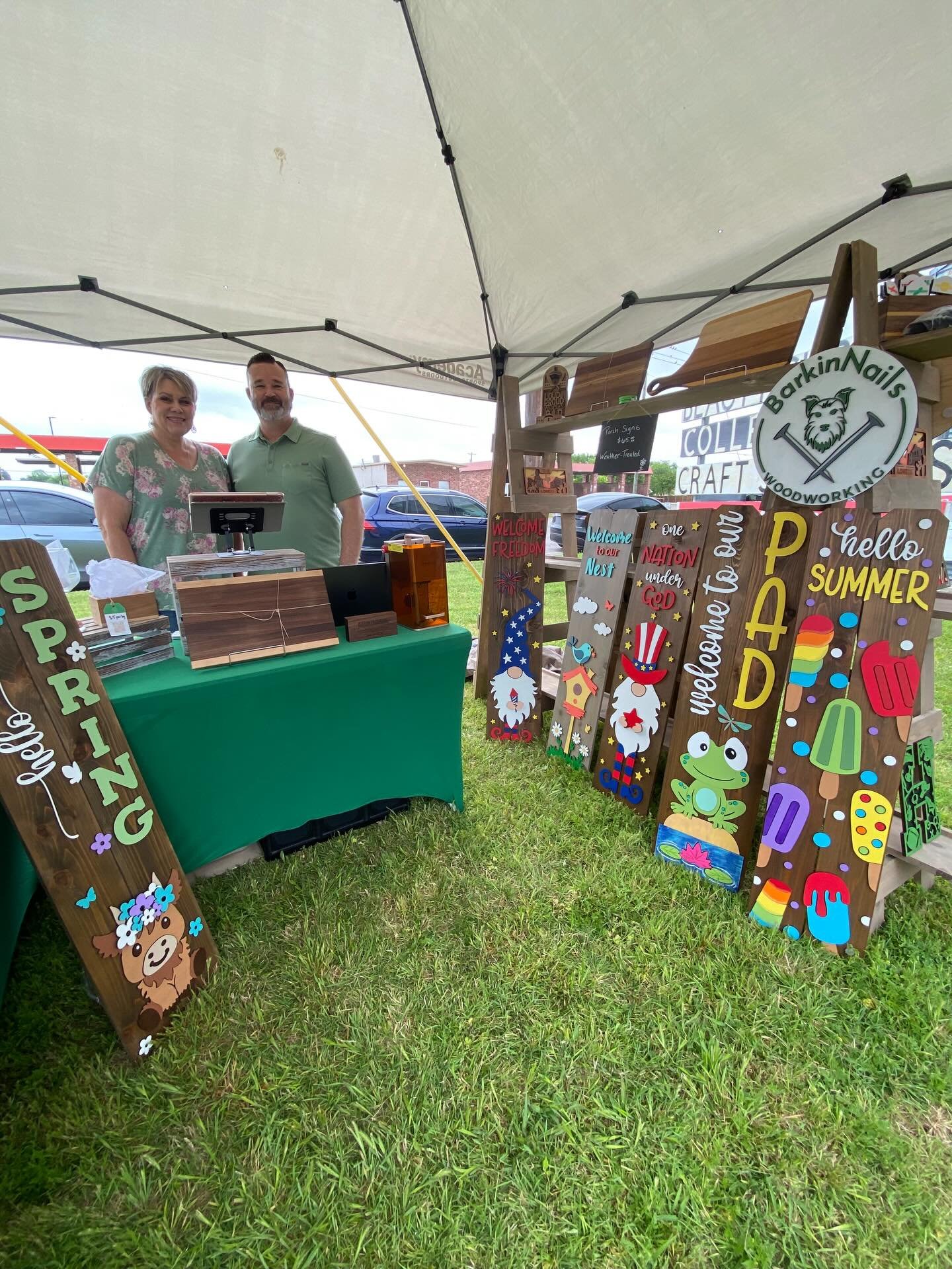 The Downtown Forney Market is OPEN! Shop local craft vendors today 4/11! Featuring artisan made crafts, plants, baked goods, soaps, candles, handmade items, food and more! #forneyarts #artisanmarket #artisanmade #forneytx #artisanvendors