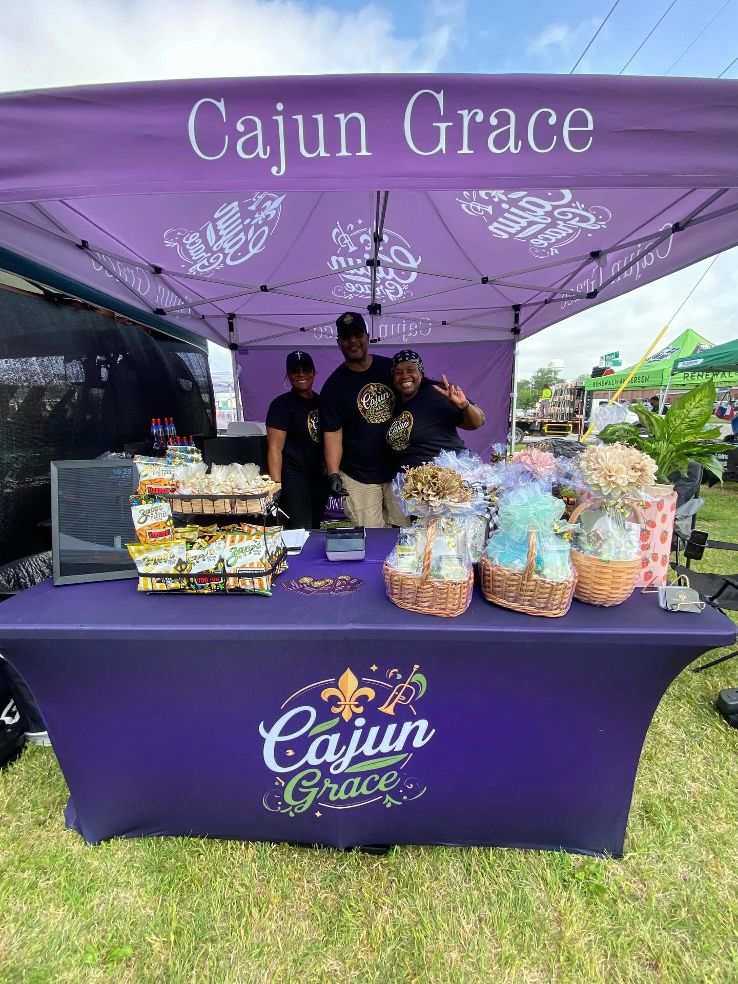 Shop the Downtown Forney Market today 4/25 till 3pm featuring artisan made gifts, baked goods, candles, soaps, plants, home decor, handmade items, food and more! #forneymarket #artisancrafts #artisanmade #artisanmarket #forneytx