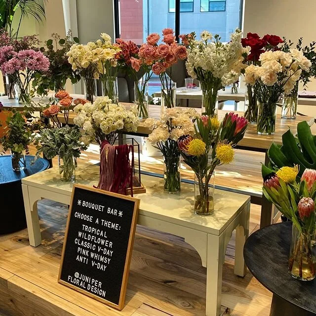 Slinging 💐with my valentine @kschimmdavis for the @juniperfloraldesign bouquet bar at HEB Digital and Favor.