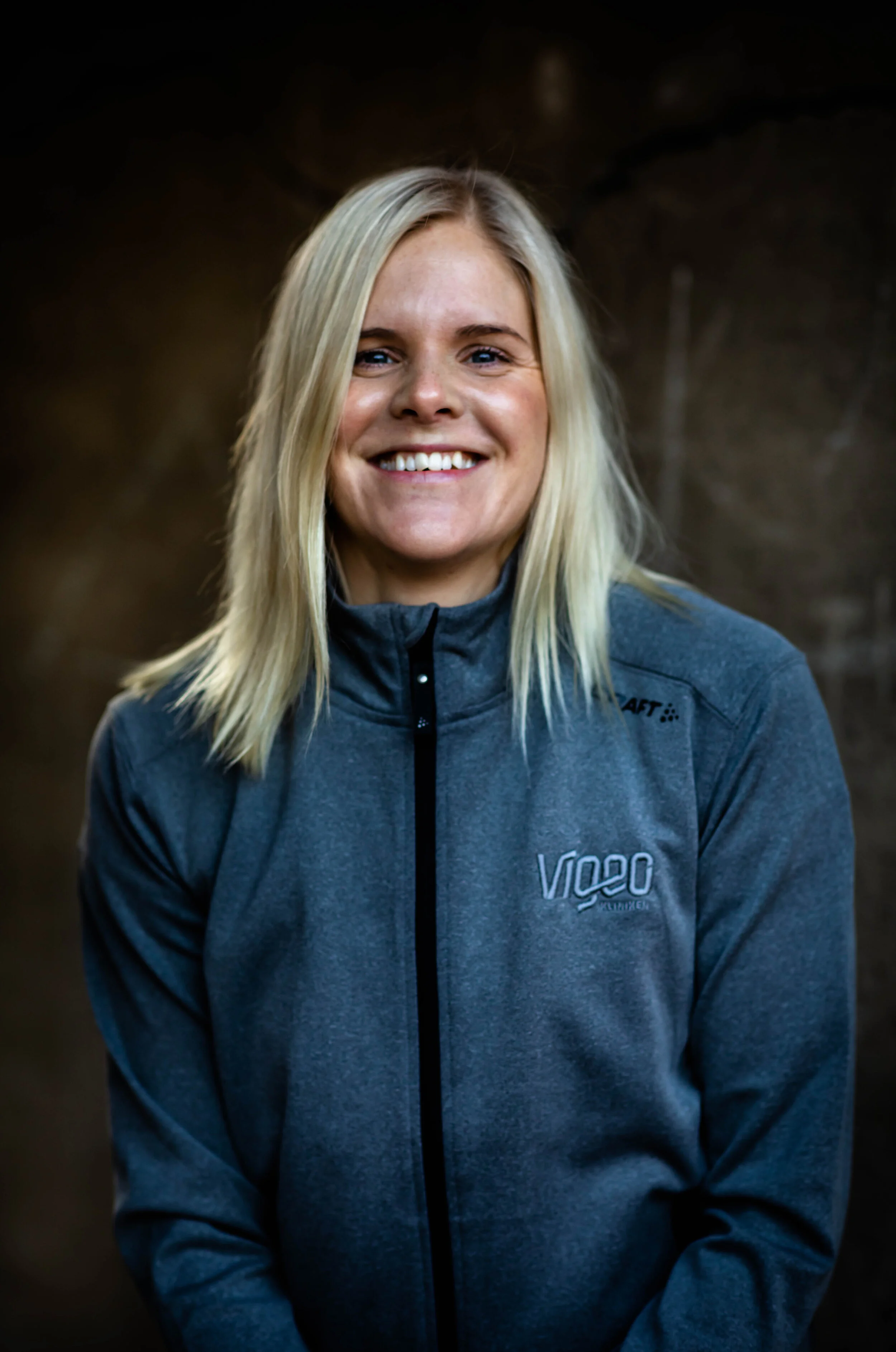 orträtt av Josephine, legitimerad kiropraktor och grundare av Vigeokliniken. En trygg och välkomnande närvaro som speglar klinikens fokus på kvalitet, omtanke och evidensbaserad vård.