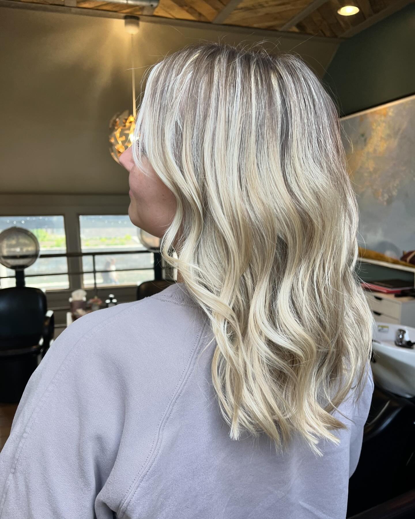 💛🪄The amount of dimension a highlight can give to your hair should be illegal 🪄💛
Styled by: @kelsey_six 
.
.
.
.
.

#highlightedhair #lowlights #dimensionalhair #dimensionalblonde#dimensionalblondehair #marylandsalon #marylandspa #marylandhair #m